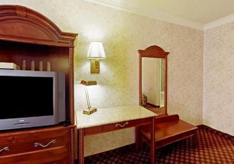 Americas Best Value Inn & Suites - Fontana Room photo